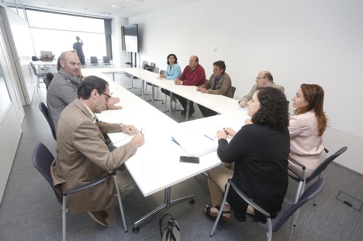 A directora xeral de Patrimonio Natural, Belén do Campo, durante a reunión mantida cos portavoces dos grupos municipais do Concello de Bueu e representantes veciñais da illa de Ons 