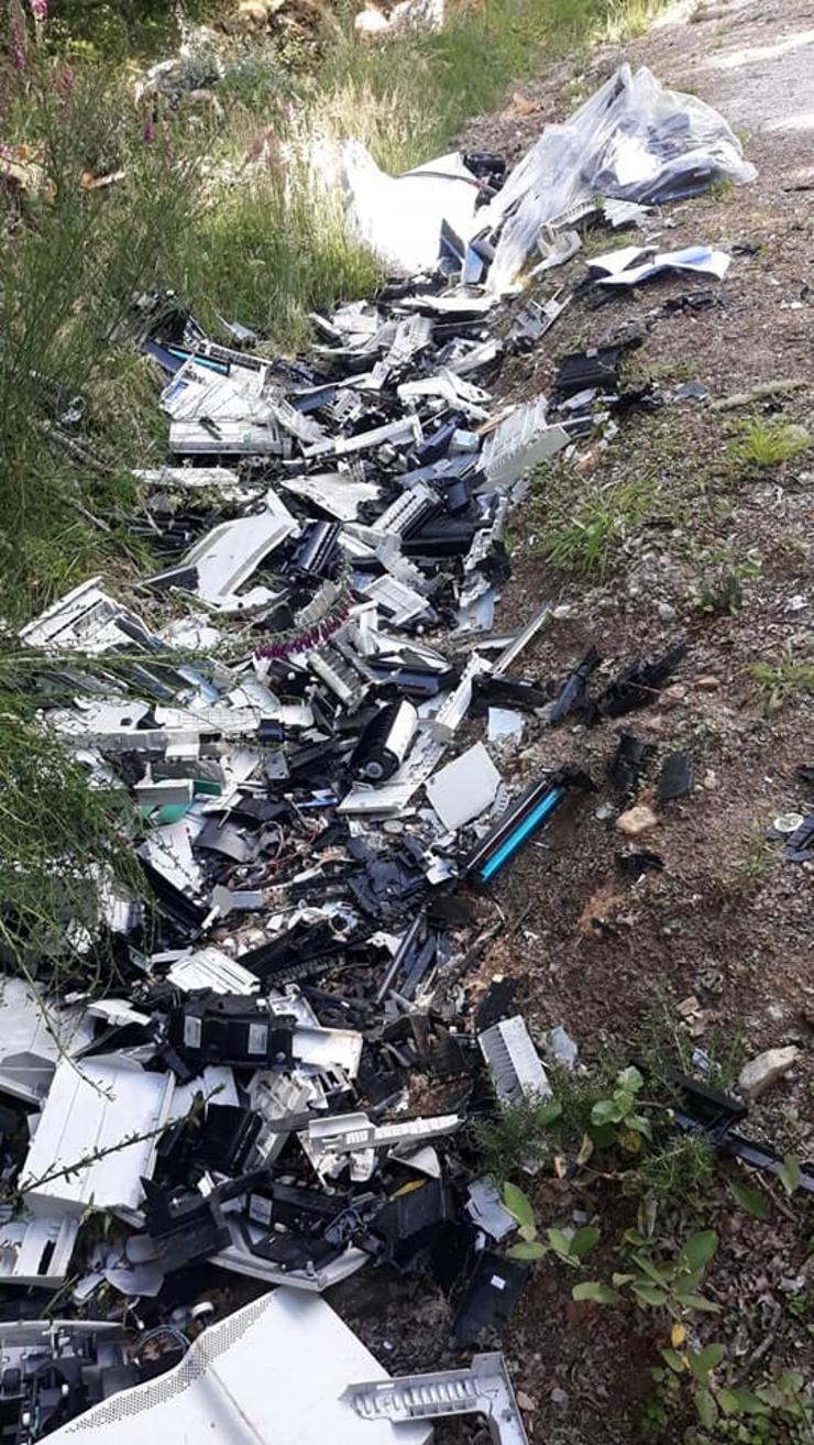 Residuos atopados no Concello Ourensán de Rairiz de Veiga 
