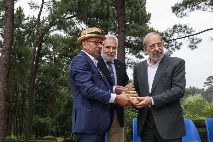 No medio, o presidente do Parlamento galego, Miguel Anxo Santalices.. PARLAMENTO DE GALICIA 
