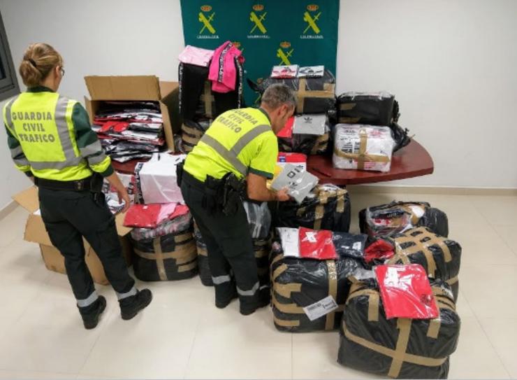 Intervida roupa deportiva falsificada valorada nuns 50.000 euros nun furgón en Trasmiras (Ourense). GARDA CIVIL