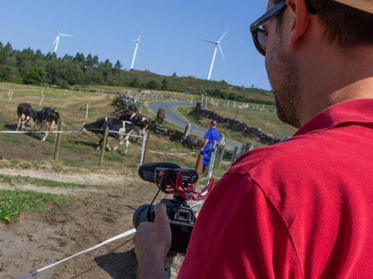 Aser Álvarez gravando O Silencio dos Eólicos, sobre a vida no entorno rural 