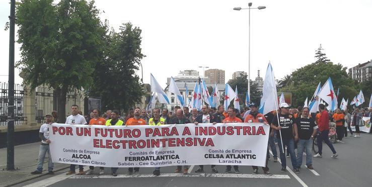 Un milleiro de persoas esixe na Coruña ao Goberno que regule o prezo da enerxía para as electrointensivas 
