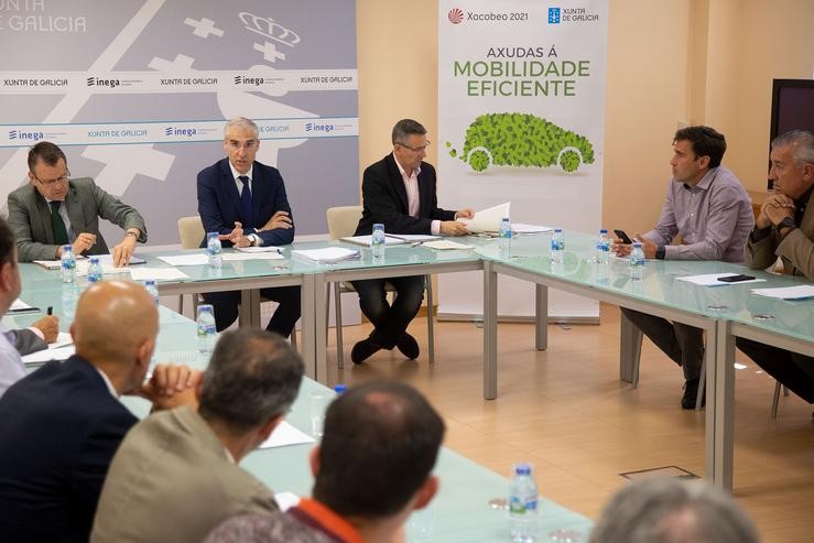 O concelleiro de Economía, Francisco Conde, durante a reunión cos representantes dos concesionarios galegos que participarán nelas axudas do plan renove.. XUNTA DE GALICIA 