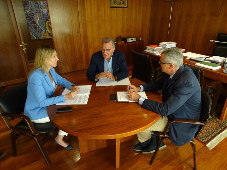 Reunión entre o presidente da Fegamp, Alfredo García, e o director xeral de Emerxencias e Interior, Santiago Villanueva, á que tamén asistiu a directora xeral de Administración Local, Marta Fernández-Tapias. FEGAMP 