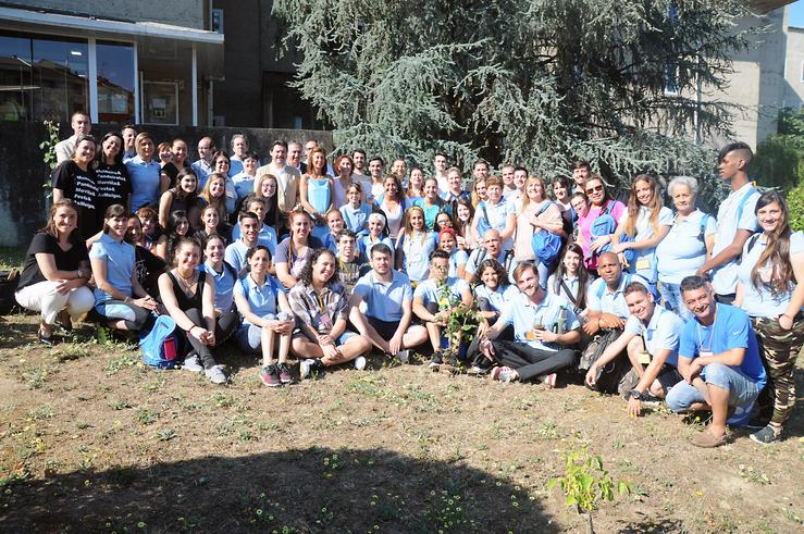 O secretario xeral dá Emigración, Antonio Rodríguez Miranda, e a delegada da Xunta en Ourense, Marisol Díaz Mouteira, xunto aos participantes do programa Escolas Abertas da Xunta. 