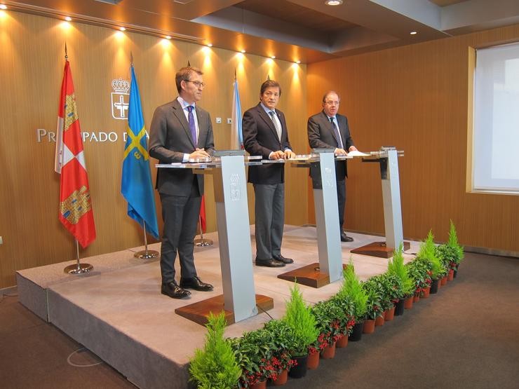 Os presidentes de Asturias, Galicia e Castela e León, Javier Fernández, Alberto Núñez Feijó e Juan Vicente Herrera, reclamaron un financiamento autonómico para o conxunto das comunidades que prime a "igualdade esencial" / EP