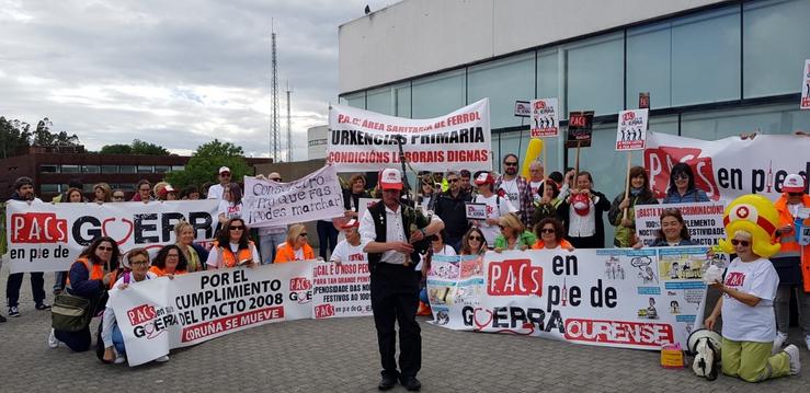 Traballadores de PAC de Galicia concéntrase diante do Sergas en Santiago.. PACS EN PIÉ DE GUERRA 