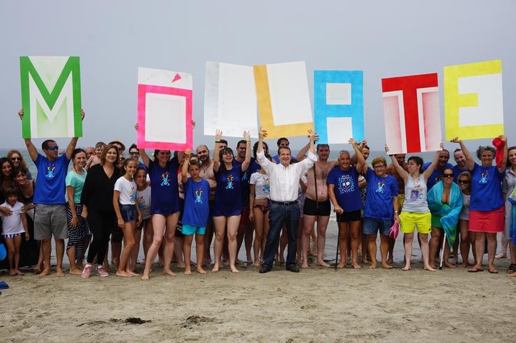 Abel Caballero durante a xornada solidaria na praia de Samil para apoiar a campaña de sensibilización social 'Móllache pola Esclerose Múltiple'. AVEMPO 