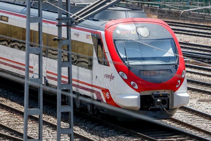 Un tren de renfe nas plataformas da estación de Porta de Atocha. Ricardo Rubio - Europa Press