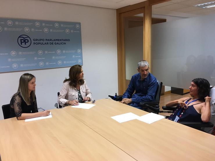 Representantes de Vigalicia se reúen con deputadas do PP no Parlamento de Galicia. VIGALICIA 