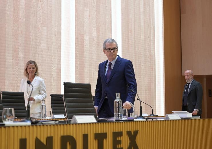 A muller de Amancio Ortega, Flora Pérez, e o presidente de Inditex, Pablo Illa, durante a Xunta Xeral de Accionistas de Inditex 2019 na sede central de Arteixo (A Coruña).. M. Dylan - Europa Press / Europa Press