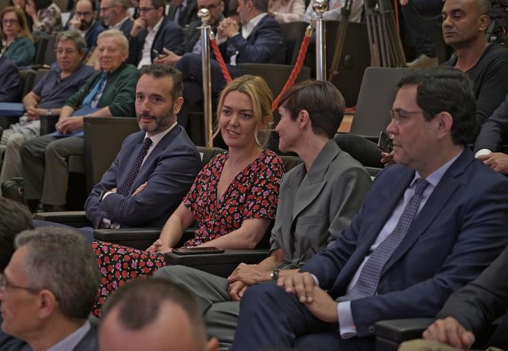 A filla de Amancio Ortega, Marta Ortega Pérez (2i), durante a Xunta Xeral de Accionistas de Inditex 2019 na sede central de Arteixo (A Coruña).. M. Dylan - Europa Press