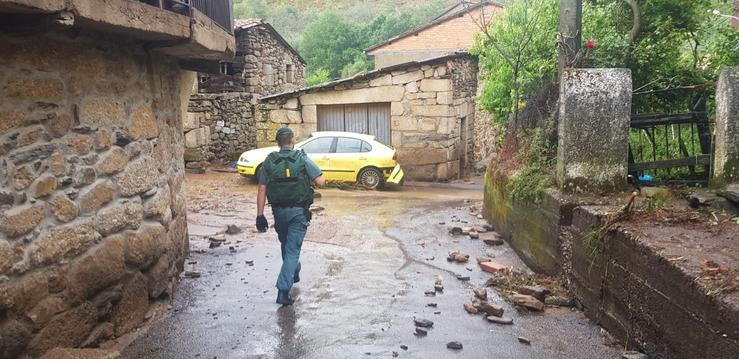 Un garda civil na zona afectada polas treboadas en Monterrei (Ourense).. GARDA CIVIL 