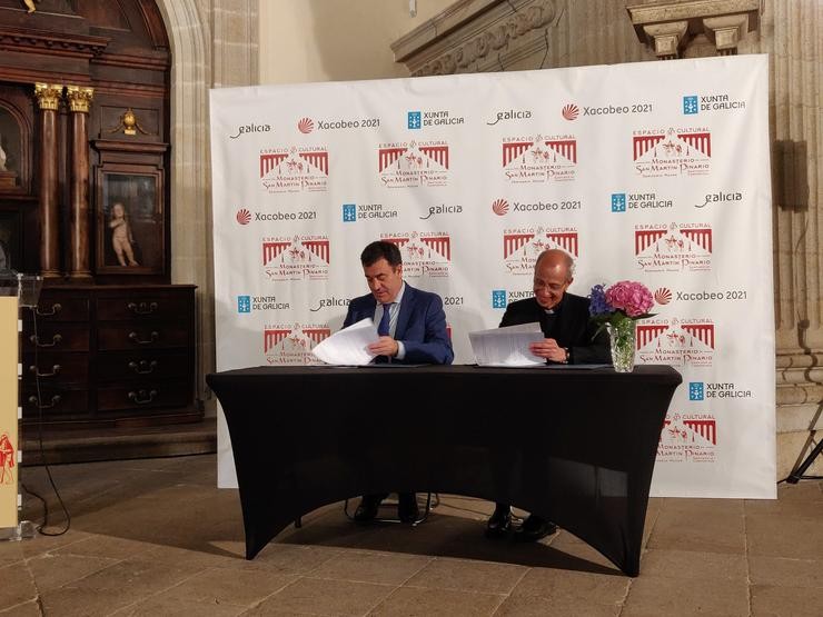O conselleiro de Cultura, Román Rodríguez, e o reitor do Seminario Maior de San Martín Pinario, Carlos Álvarez, asinan un convenio de colaboración para o Ano Santo 