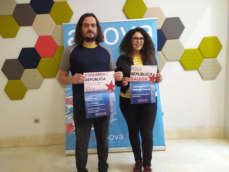 O portavoz nacional de Anova, Antón Sánchez, e a concelleira de Marea de Vigo, Oriana Méndez, presentan os actos do 25 de xullo da formación nacionalista 