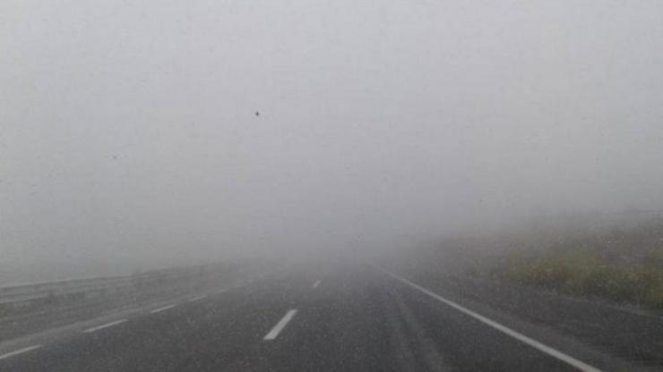 Néboa na A-8, a Autovía do Cantábrico, no Alto do Fiouco. AXM