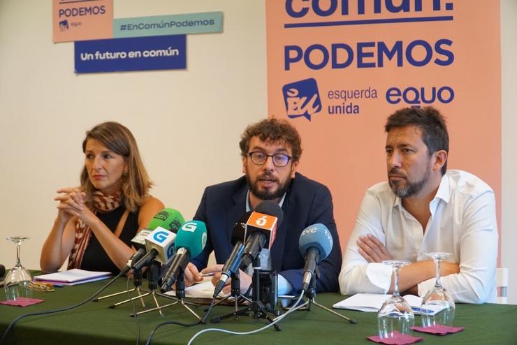 O senador José Manuel Sande en rolda de prensa cos deputados de Galicia en Común Yolanda Díaz e Antón Gómez-Reino. SANTIAGO 