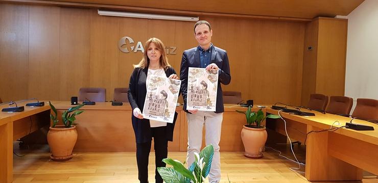 Presentación do Mercado do Libro. A Alcaldesa Cristina Cid e o representante da Editorial Aira. Fonte: Concello Allariz