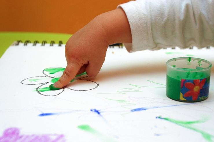 Neno nunha gardería pintando 