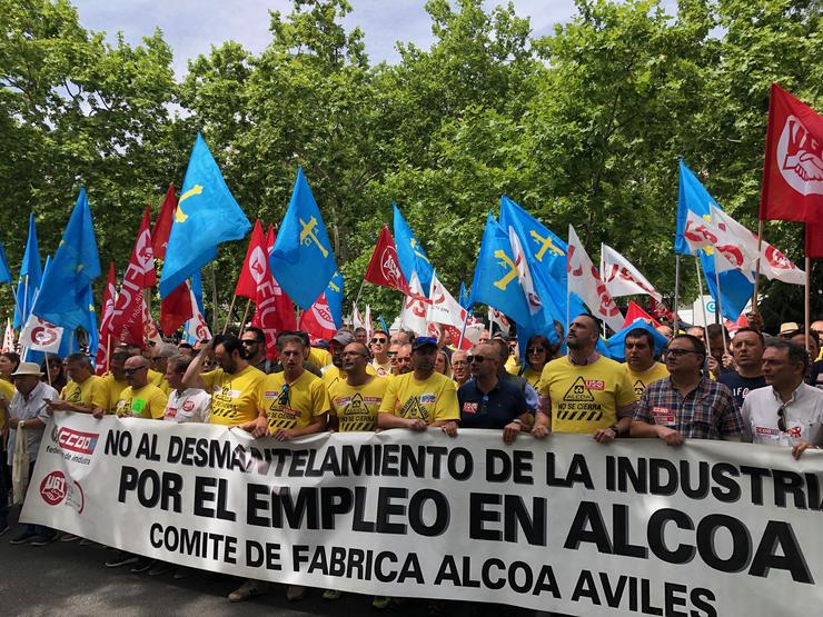 O comité de fábrica Alcoa de Avilés, manifestándose na porta do Ministerio de Industria. / Europa Press