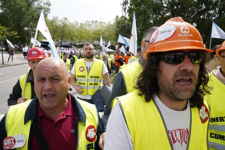 Traballadores da industria electrointensiva maniféstanse en Santiago de Compostela para reclamar unha 'solución' para o sector que pase pola aprobación dun estatuto que fixe prezos 'competitivos' para a enerxía. 