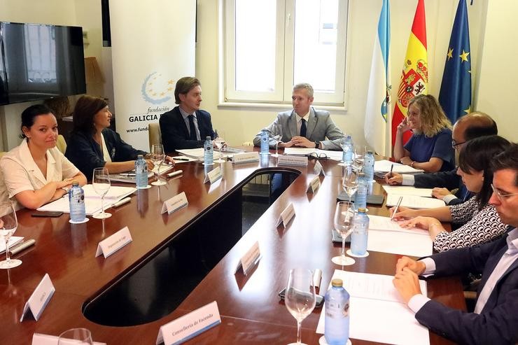 O vicepresidente da Xunta, Alfonso Rueda, preside a reunión do padroado da Fundación Galicia Europa. Agarraches o director xeral de Relacións Exteriores e coa Unión Europea, Jesús Gamallo.. XUNTA DE GALICIA 