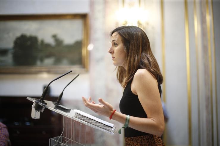 A ministra de Dereitos Sociais, Ione Belarra, ofrece declaracións aos medios de comunicación no Congreso dos Deputados  