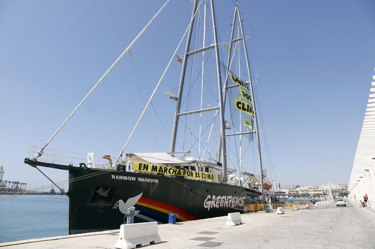 O buque  Rainbow Warrior de Greenpeace en Málaga. ÁLEX ZEA/EUROPA PRESS / Europa Press
