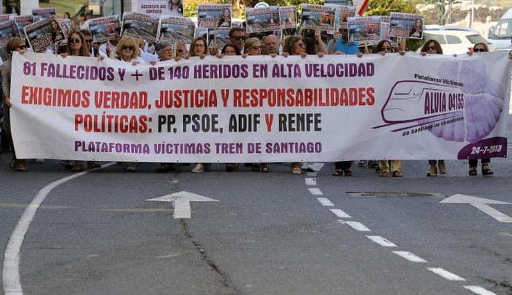 Vítmas e familiares do accidente do Alvia de Angrois manifestándose en Santiago 