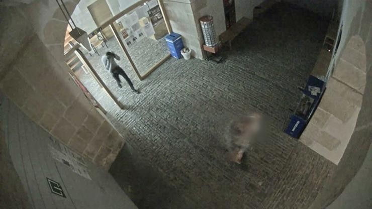 Un dos membros do grupo delituoso entra nun dos albergues onde roubaban.. GARDA CIVIL 