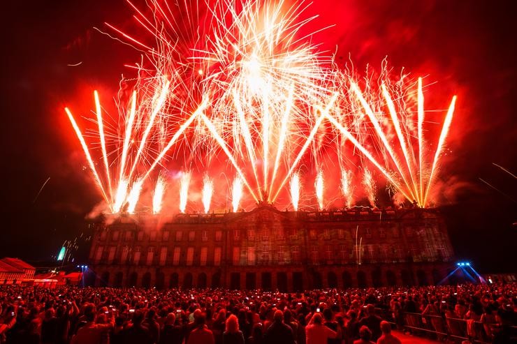 Espectáculo de fogos artificiais levado a cabo no Pazo de Raxoi de Santiago de Compostela co que a capital de Galicia dá a benvida á festa de Santiago Apóstolo 