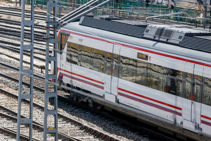 Un tren de renfe nas plataformas da estación de Porta de Atocha durante o paro de 24 horas convocado polo sindicato CCOO no grupo Renfe que obrigou á operadora ferroviaria a suspender a circulación de 320 trens de pasaxeiros dos 990 pr. Ricardo Rubio - Europa Press 