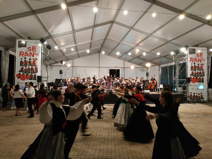 A Unión Musical de Valladares ao fondo, cun grupo de mozos bailando ao son dunha muiñeira.. PEDRO DAVILA-EUROPA PRESS
