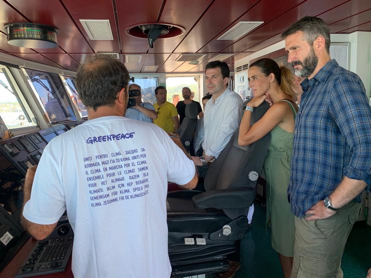 Gonzalo Caballero durante a súa visita ao barco de Greenpeace.. PSDEG / Europa Press