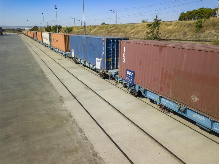 Tren con colectores para exportar.. TERMINAL MARÍTIMA DE ZARAGOZA - Arquivo 