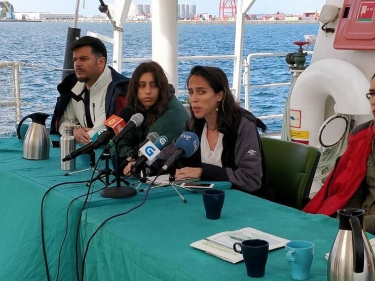 Rolda de prensa a bordo do Rainbow Warrior de Greenpeace en Vilagarcía de Arousa. GREENPEACE / Europa Press