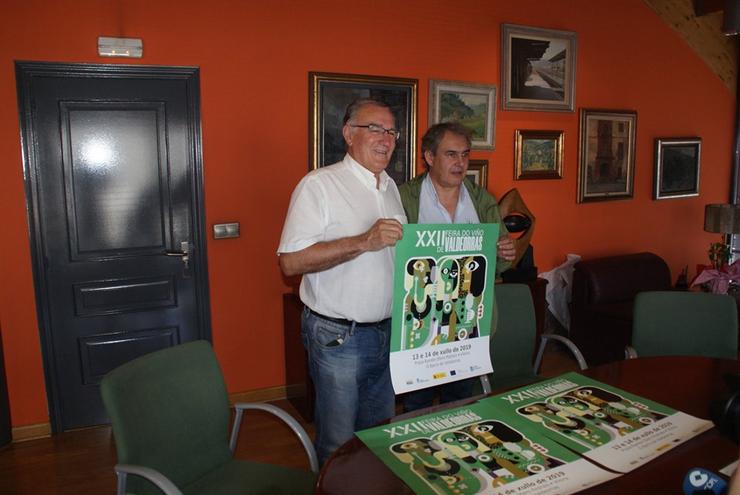 O alcalde do Barco e o presidente do Consello Regulador da DO Valdeorras presentando o cartel anunciador. Foto: Prensa CRDO Valdeorras