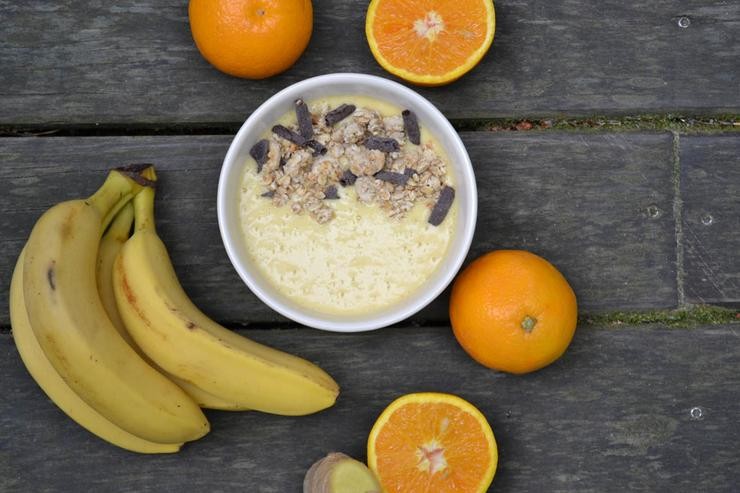 Plátanos, laranxas e cereais con leite nun almorzo 