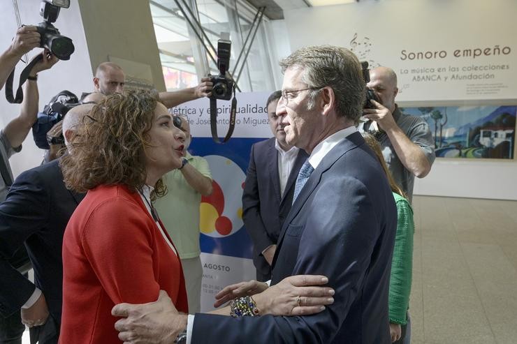 A ministra de Facenda en funcións, María Jesús Montero e  o presidente da Xunta de Galicia, Alberto Núñez Feijóo, saúdanse á súa chegada á presentación do Anuario 2019 na sede de Afundación Obra Social ABANCA.. M. Dylan - Europa Press 