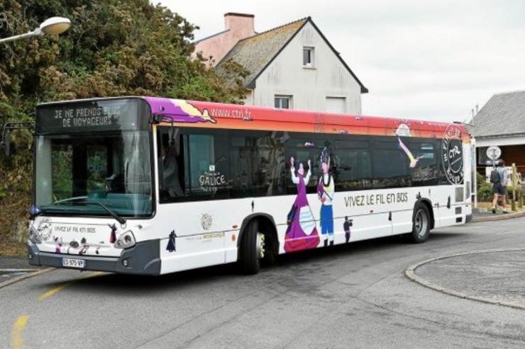 Autobús coa imaxe de dous bailadores galegos en Lorient / Remitida