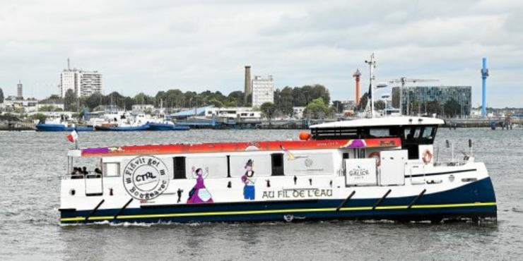 Barco con dous bailadores como imaxe de Galicia no Festival Intercéltico de Galicia