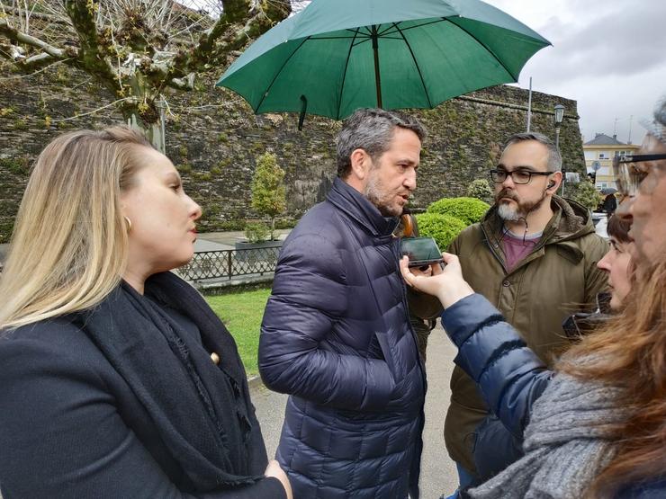 O deputado do PP por Lugo Jaime de Olano ofrece declaracións aos medios nas inmediacións da Muralla de Lugo 