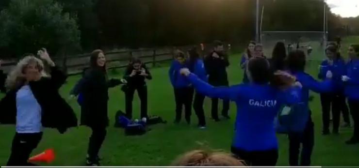 Xogadoras da Selección Galega de Fútbol Gaélico ensinándolle uns pasos de muñeira ás xogadoras Irlandesas 