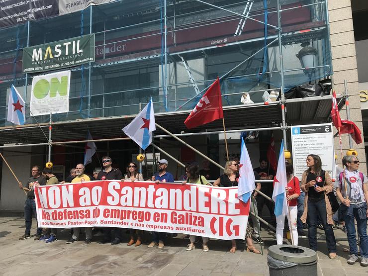 Concentración para denunciar 'presións' a traballadores do Banco Santander polo ERE e o posible despedimento de 41 empregados máis. Ante a oficina central no Cantón na Coruña.. CIG