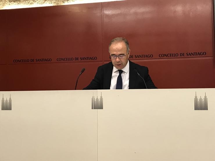 O alcalde de Santiago de Compostela, Xosé Sánchez Bugallo, ofrece unha rolda de prensa no Concello compostelán