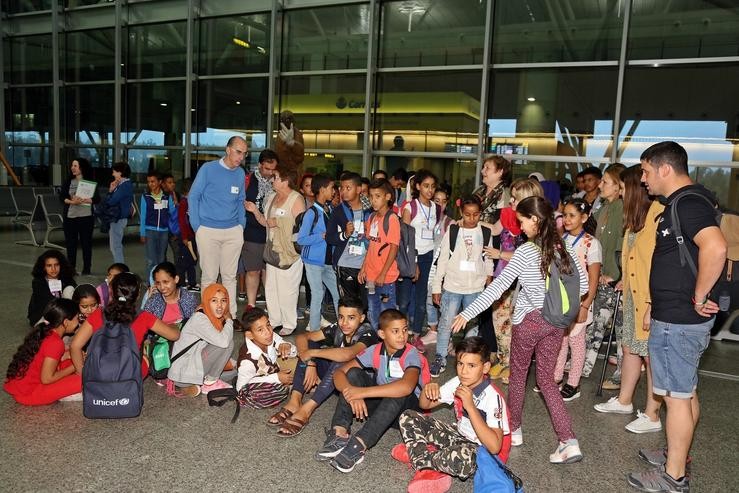 Un grupo de nenos saharauís participantes no programa Vacacións pola Paz, na súa chegada a Santiago. XUNTA DE GALICIA