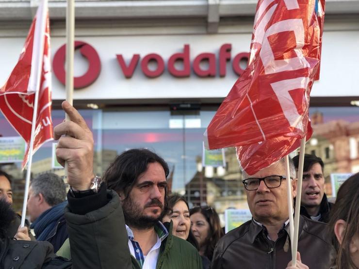 Os deputados Antón Sánchez e Manuel Lago nas protestas de Vodafone 