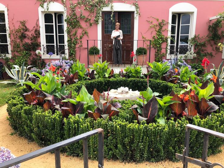 A directora de Turismo de Galicia, Nava Castro, visitou este domingo o certame e feira floral anual Hampton Court Palace Flower en Londres no que se recreou un xardín galego de inspiración indiana que recibiu a medalla de prata.. XUNTA DE GALICIA / Europa Press