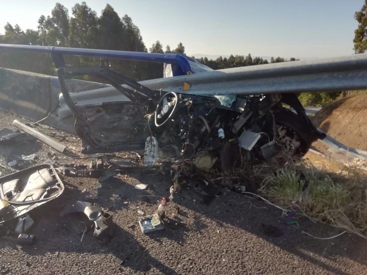 Estado no que quedou o vehículo que sufriu o accidente na mañá deste domingo na Pobra do Caramiñal (A Coruña). GARDA CIVIL DE TRÁFICO 