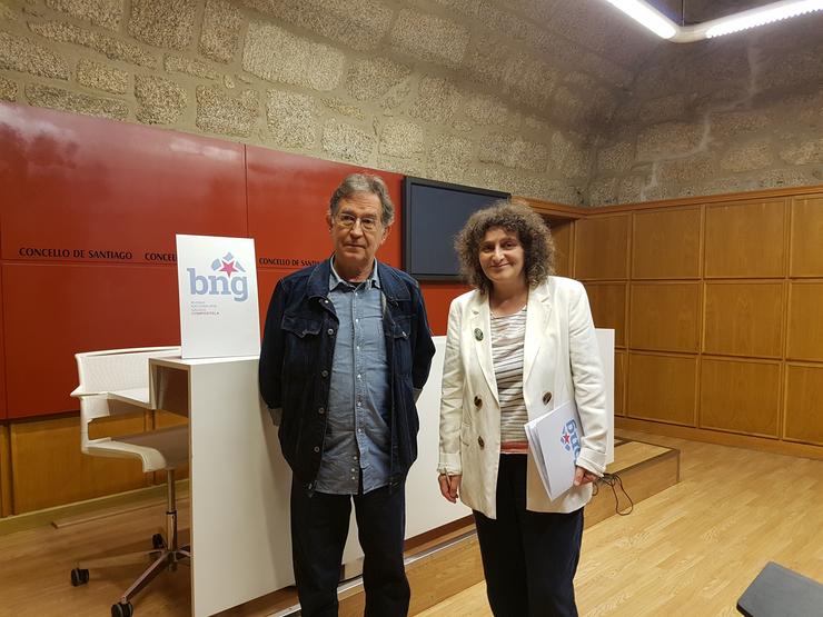 O escritor Suso de Toro e a portavoz do grupo municipal do BNG durante a presentación da idea de proxecto cultural 